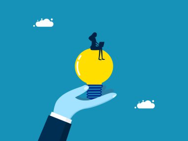 İçerik yaratmayı düşünün. Yaratıcı ampul vektöründe dizüstü bilgisayarı olan iş kadını