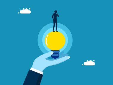 Beyin fırtınası. Bir ampul vektörü üzerinde düşünen iş adamı