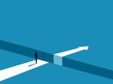 İş Meydan Okuması. İşadamı Arrow Gap 'in kenarında duruyor. vektör