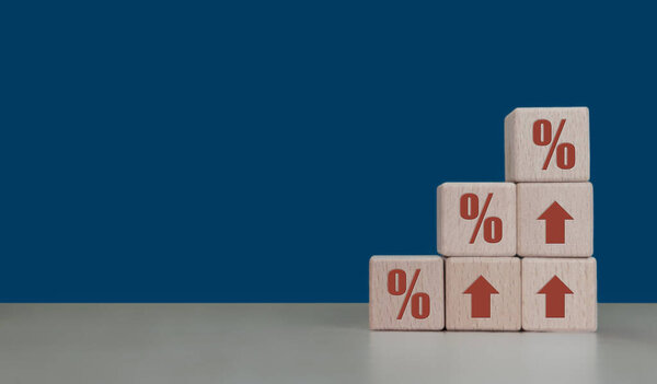 Значок процента со стрелкой роста, увеличение процентной ставки или прибыли. финансовая концепция