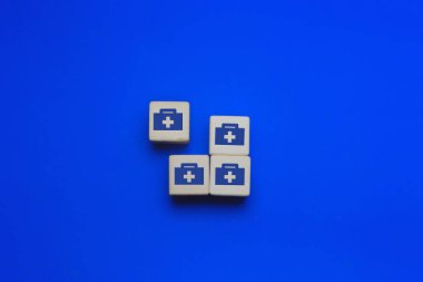 Sağlık hizmeti konsepti, doktor çantası veya ilaç ikonu