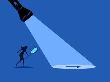 Çeşitli iş yolları, yol göstermene yardımcı olur. İş kadını kılavuz ışığı takip eder