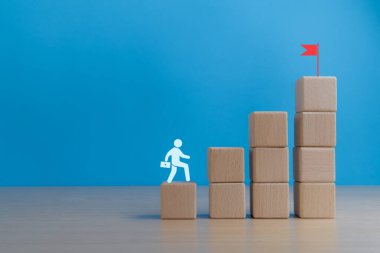 Kişisel gelişim ve büyüme. İşadamı nihai hedefine ulaşmak için kırmızı bayrağa tırmanır.