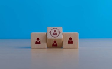 Müşteri odaklı strateji, hedeflenmiş müşteri küpü sembolü