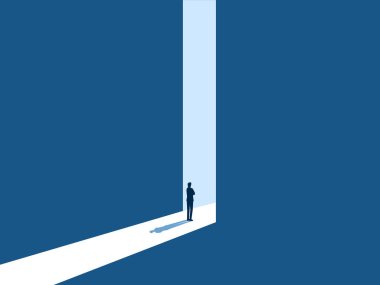 Fırsat, kariyer yolu, büyük parlak kapının önünde duran iş adamı.