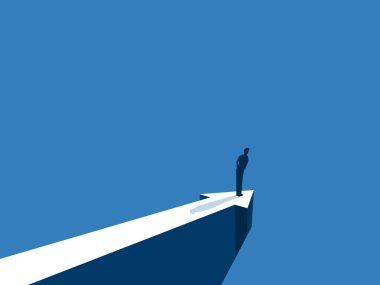 Hedefe giden yol, kayalıklarda iş adamı ve başarıya giden yolu gösteren oklar.