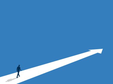 Meydan okuma başarıyla sonuçlandı, İşadamı ileri doğru giden bir yolda yürüyor.