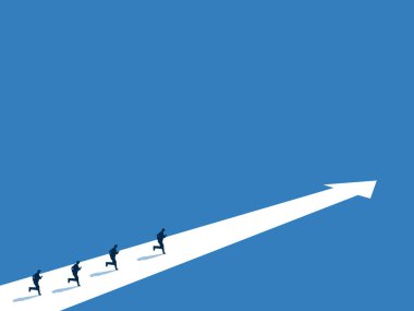 Sıkı yarışan, başarıya doğru yol alan işadamı takımı, ileri doğru ok atan bir yolda koşuyor.