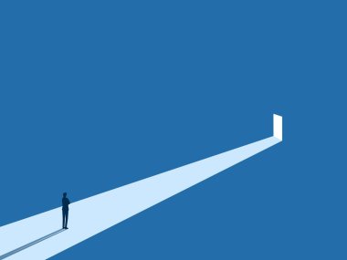 Kendine güvenen işadamı, parlak kapıda fırsatlar görür.