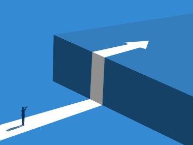 Engelleri aşan işadamı, iş dünyasının geleceğindeki riskleri değerlendirmek için teleskopu inceliyor.