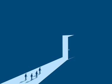 Bir grup insan parlayan kapıda fırsatlar bulmak için yürüyorlar.