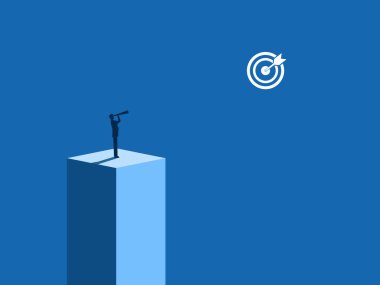 Hedef belli, adam teleskopla hedefe bakıyor.