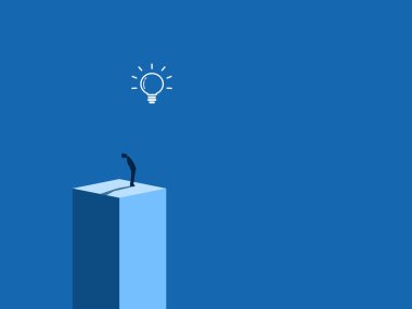 Yeni Temiz Bilgi Keşfeden Adam Ampule Bakıyor