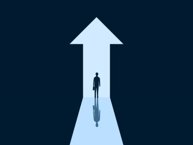 Cesaret, Başarı, Fırsat, İşadamı Ok şekilli bir kapının önünde dikiliyor