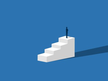 İşadamı merdivenin başında duruyor ve yeni bir başarı arıyor.