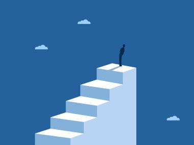 Başarılı bir finansal strateji. İşadamı merdivenin başında duruyor.