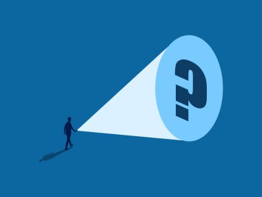 Sorunlara dikkat çekmek için elinde fener tutan bir iş adamı.