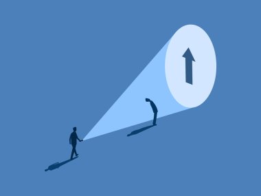 İş adamı, meslektaşlarına kariyer yönü okuna rehberlik etmek için elinde bir el feneri tutuyor.