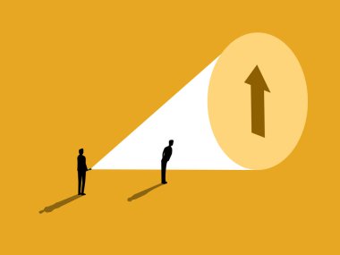 İş adamı, ekibini başarıya ulaştırmak için elinde bir fener tutuyor.