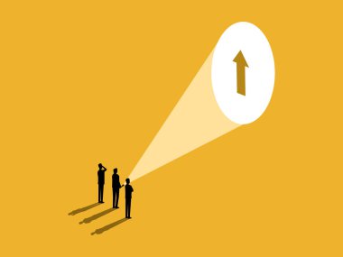 İş adamı, iş arkadaşlarını gelişime yönlendirmek için elinde fener tutuyor.