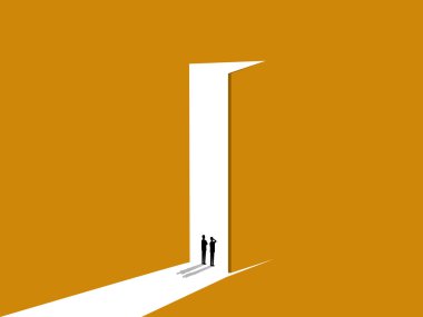 İki işadamı açık kapının önünde birlikte iş dünyasının geleceğine bakıyorlar.