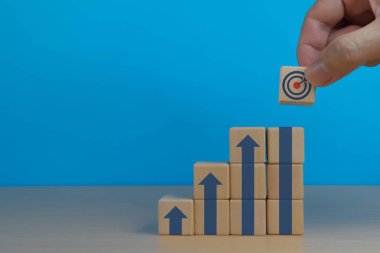 Büyüme hedef simgesi yukarı ok el ile yerleştiriliyor