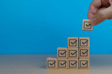 Anket ve değerlendirme. Kontrol listesini tamamlamak için tahta bloğa tıklayın