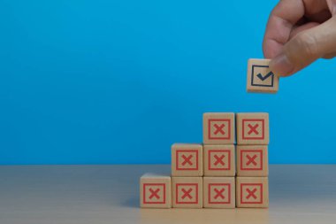 El, bir yığın yanlış işaretin üzerine bir işaret koyar. Doğru olana kadar birçok hata yapar.