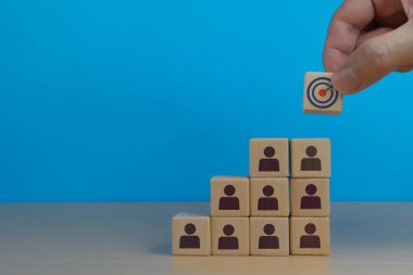 İnsanların amacı aynı, eller takım için hedefler belirliyor.