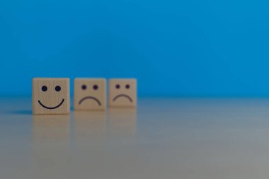 Olumlu müşteri hizmetleri, ruhsal sağlık değerlendirmesi, üzgün insanlarla mutlu yüzler.