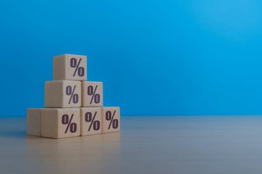 Faiz oranını veya vergiyi artırın, artan tahta blok üzerindeki yüzde simgesi