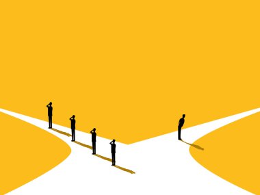 İş adamı kendinden emin bir şekilde takımından farklı bir yol seçer.