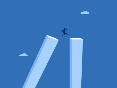 Daha iyisini seçersen, iş adamı çökmüş bir binadan atlayıp ahıra girer.