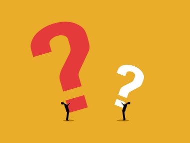 Farklı riskler, farklı boyutlarda soru işaretleri taşıyan iki iş adamı.