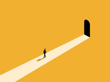 İş adamı siyah kapıya doğru yürür.