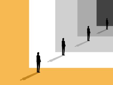 İş adamı aynadaki yansımasına bakıyor.