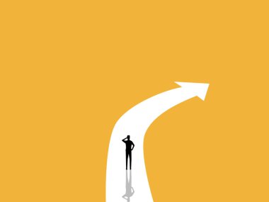 İş adamı oku takip eden eğri bir yolda duruyor.