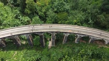 Ella, Sri Lanka 'daki dokuz kemer köprüsünün hava aracı görüntüsü.