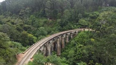 Ella, Sri Lanka 'daki dokuz kemer köprüsünün hava aracı görüntüsü.