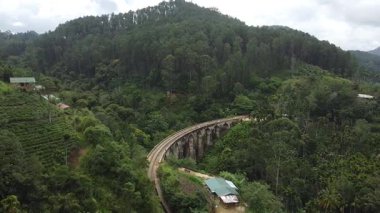 Ella, Sri Lanka 'daki dokuz kemer köprüsünün hava aracı görüntüsü.