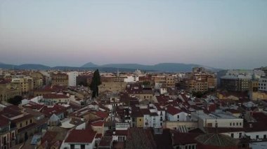 Pamplona 'nın eski şehrinin 4K insansız hava aracı geçidi dar sokaklarını, kırmızı çatılarını ve ortaçağ cazibesini vurguluyor..
