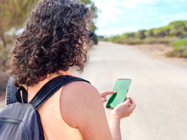 Cep telefonunda GPS 'i olan kadınlar dağlarda ya da ormanda yürüyüş yaparken ya da yürürken....