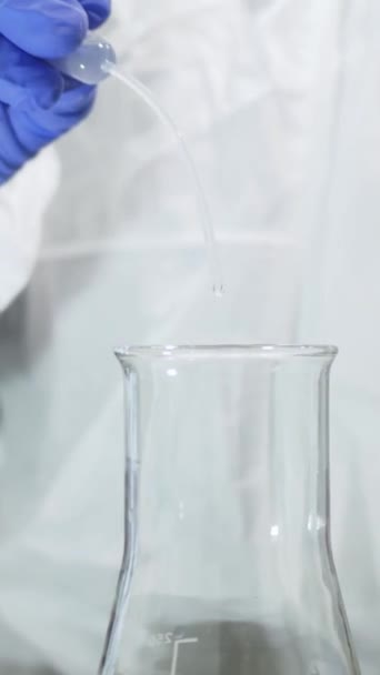 Вчений Проводить Хімічний Експеримент Лабораторії Вибірковий Фокус Концепція Науки Досліджень — стокове відео