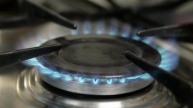 Mutfaktaki bir gaz ocağının yakın çekimi..