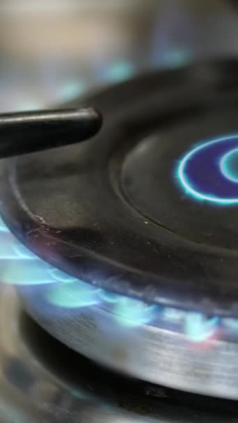 ガスという言葉が書かれたキッチンのガスバーナーのクローズアップ バーティカルビデオ — ストック動画