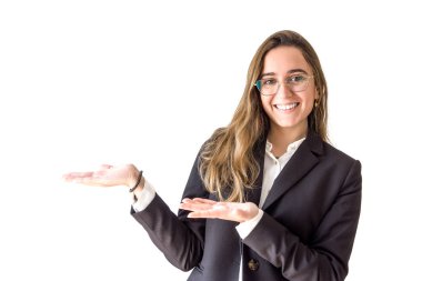 Gri bir arka planda, takım elbiseli, gülümseyen bir kadın..