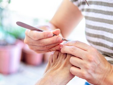 Ayak hastalıkları tedavisine yakın çekim. Podiatrik ev ziyareti konsepti. Seçici odak.