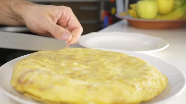 Man Schneidet Ein Spanisches Omelett Und Serviert Auf Einem Teller — Stockvideo