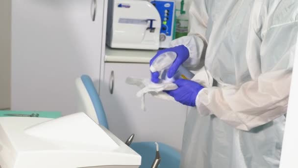 Kobieta Kombinezonie Ochronnym Czyści Sprzęt Sanitarny Klinice Pojęcie Czystości Higieny — Wideo stockowe