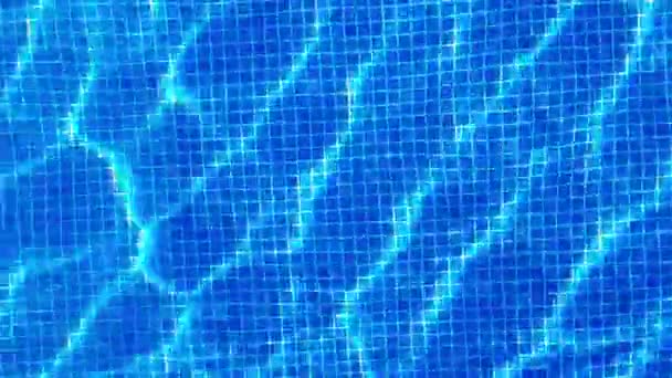Utsikt Över Vattnet Reflekterar Blå Färgad Pool Yta Från Ett — Stockvideo